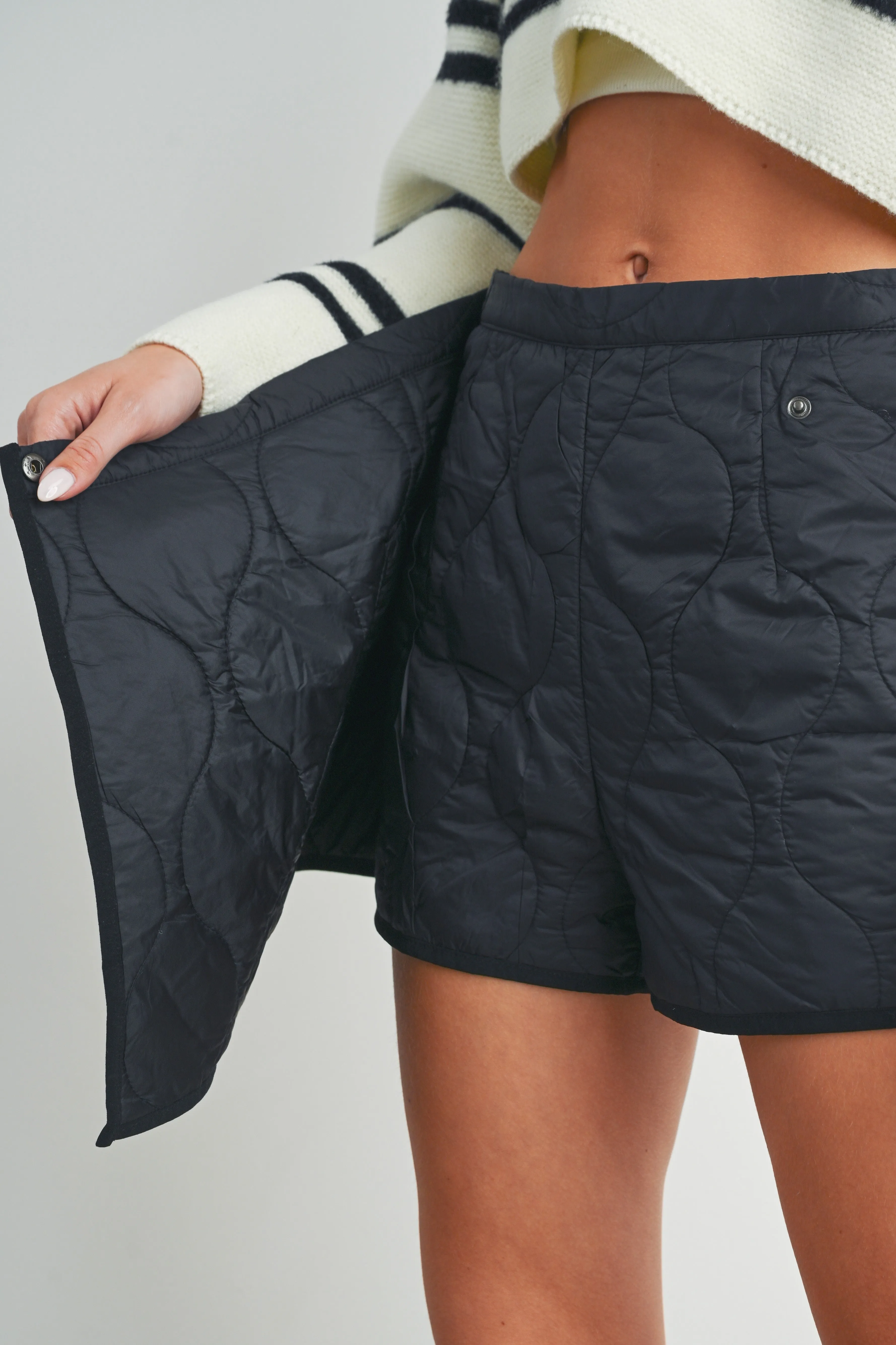 BLACK QUILTED SKORT